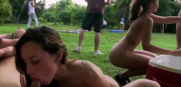  College amateurs fuck and suck in the park